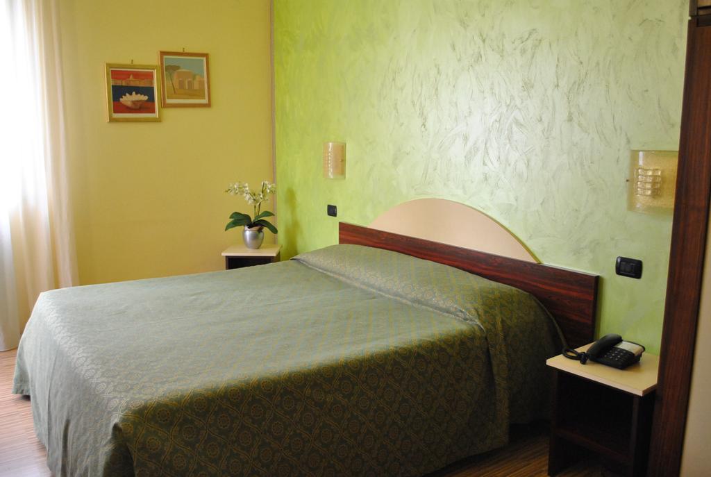 Hotel Rosa Del Deserto Castrocaro Terme Exterior photo