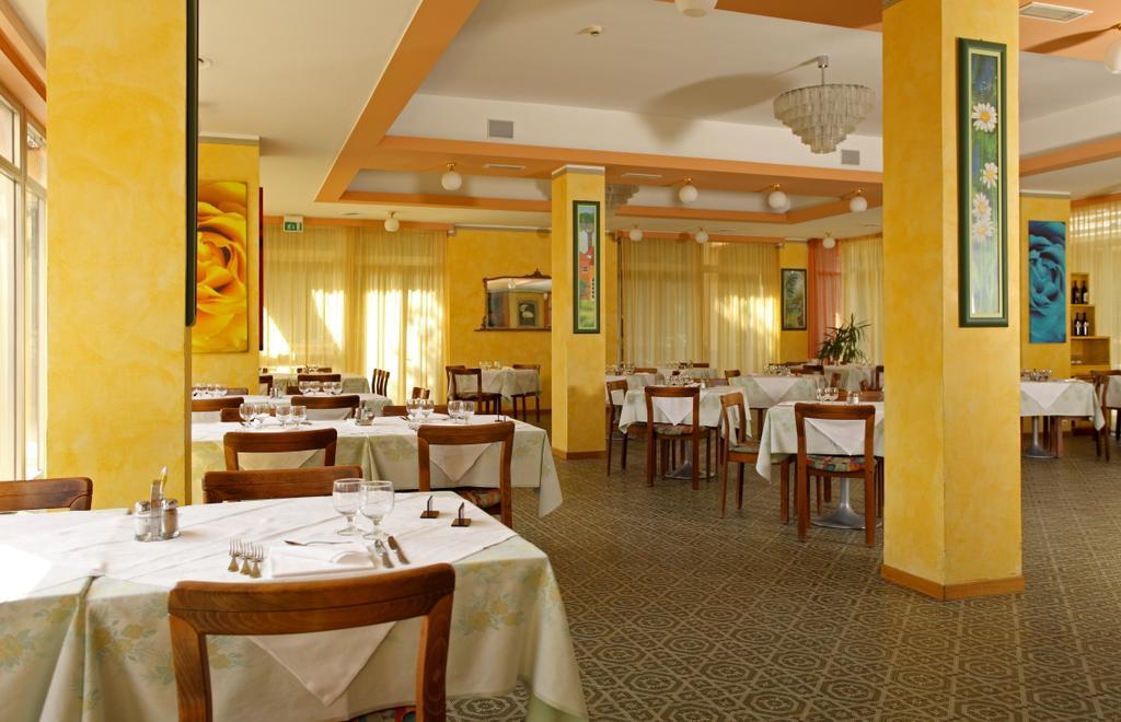 Hotel Rosa Del Deserto Castrocaro Terme Exterior photo